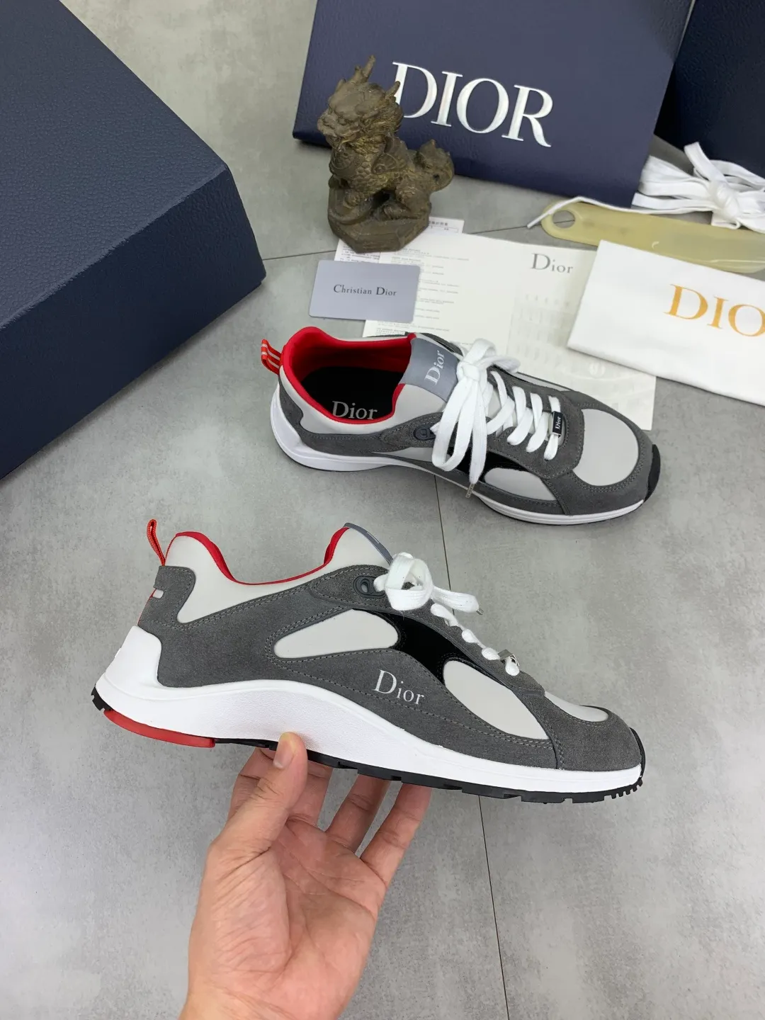Men's shoes 💰P560 The new DIOR Dior sneakers are carefully made of black grained first-layer cowhide, embellished with the same color Dior Gravity embossed effect, which is exquisite and extraordinary. The interior is made of the same color sheep lining, which is soft and comfortable. Complete with original custom multi-color mohair wide laces and matte black-finished brass eyelets, the tonal rubber sole is embellished with the Oblique pattern, and the contrasting Dior 30 Avenue Montaigne logo on the rear tail adds style to the casual look. Size: 35-45 for men and women Color: 3️⃣ colors available